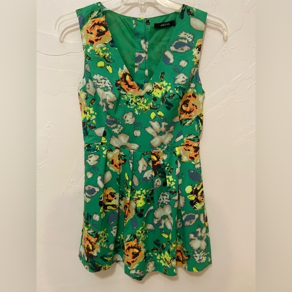Ark & Co.~Bright Green/Floral~V-Neck~Open Back~Short~Lined~Skort~Romper~Size M